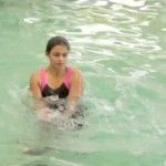 aqua-aerobics-exercises-say-goodbye-to-love-handles-with-water-dumbbell-workout-routine